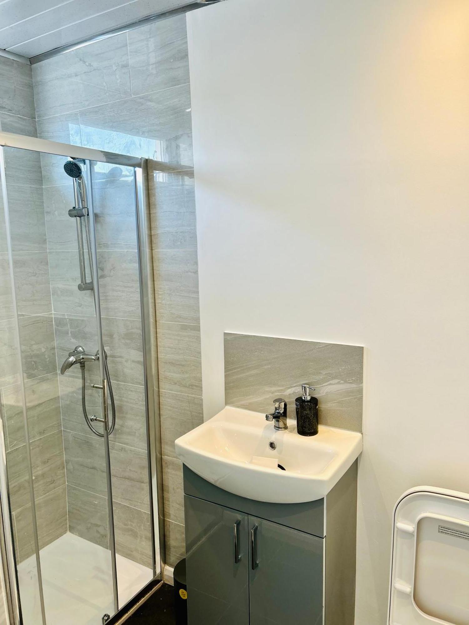 Charming Double Bed In New Moston Bed & Breakfast Manchester